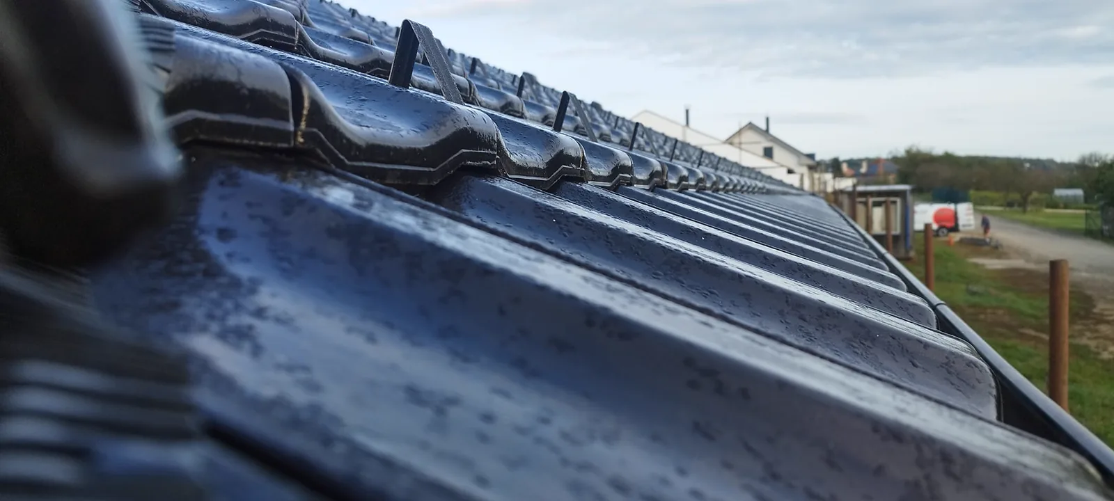 Detail tmavé taškové krytiny na střeše