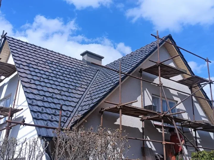 Dokončená střecha rodinného domu s tmavou krytinou