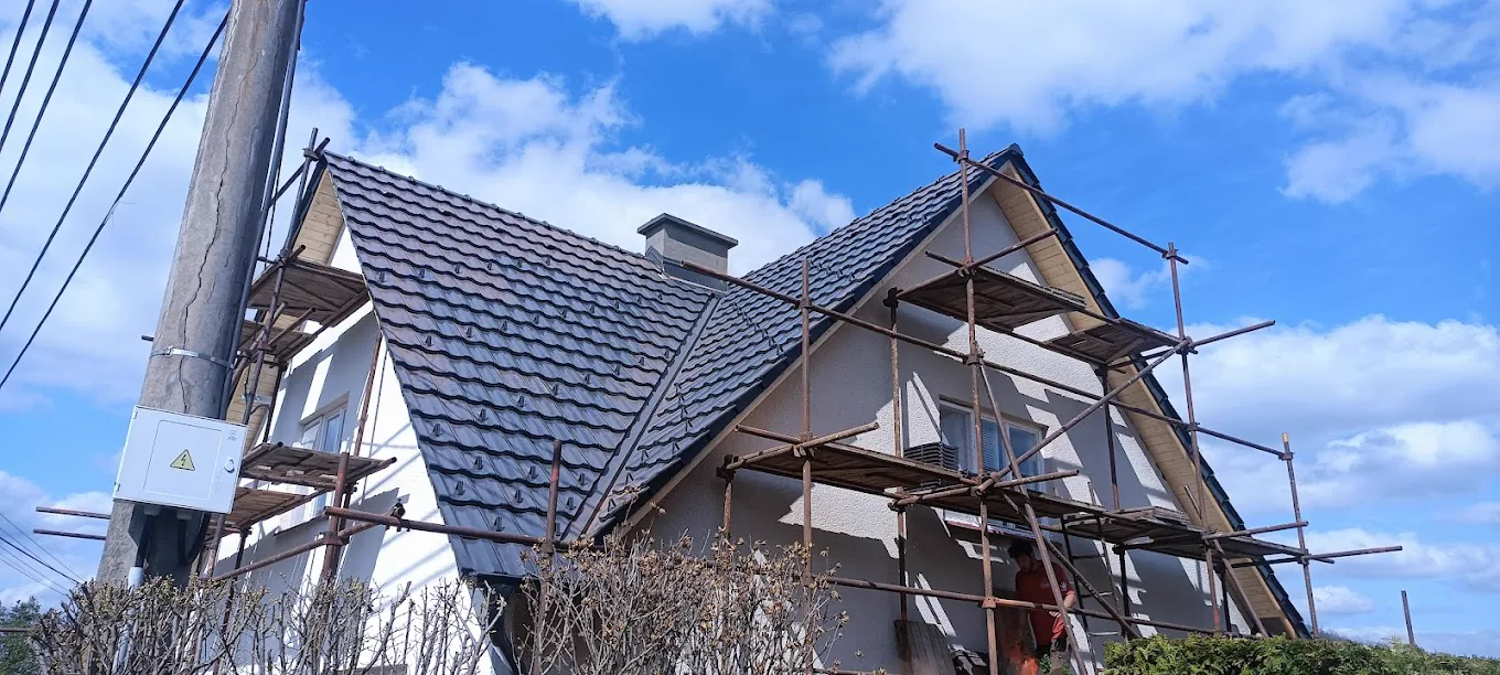 Dokončená střecha rodinného domu s tmavou krytinou