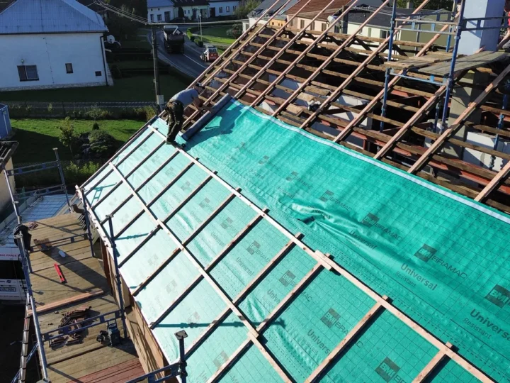 Rekonstrukce střechy s pojistnou hydroizolací a latěmi