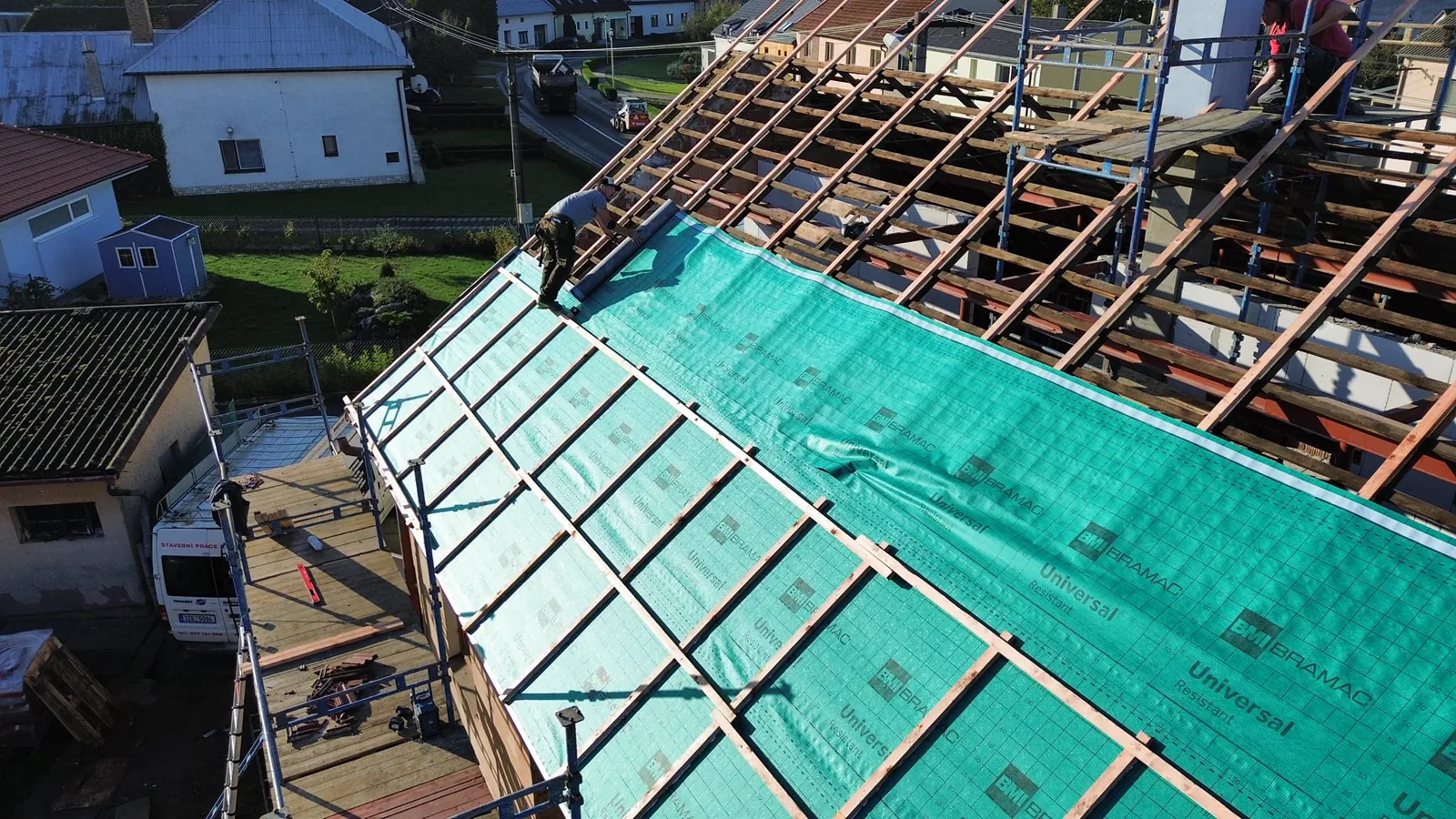 Rekonstrukce střechy s pojistnou hydroizolací a latěmi